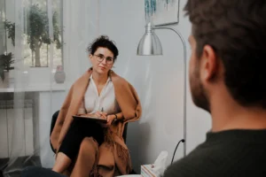 Сеанс индивидуальной психотерапии в кабинете в Варшаве